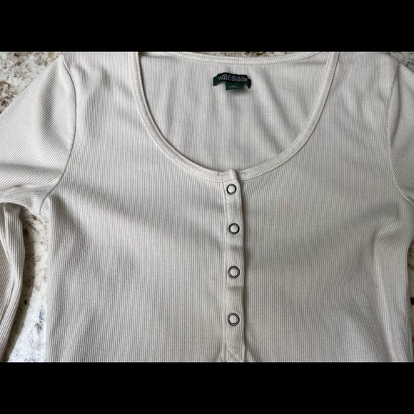 Slightly Worn White WILD FABLE Low cut long sleeve - Picture 4 of 4